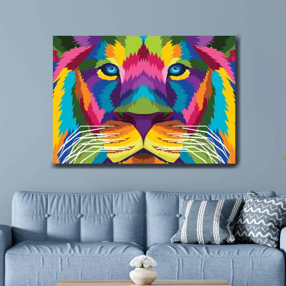 Flerfärgad pop art lejonmålning. Original av god kvalitet, hängde på en vägg ovanför en soffa i ett vardagsrum
