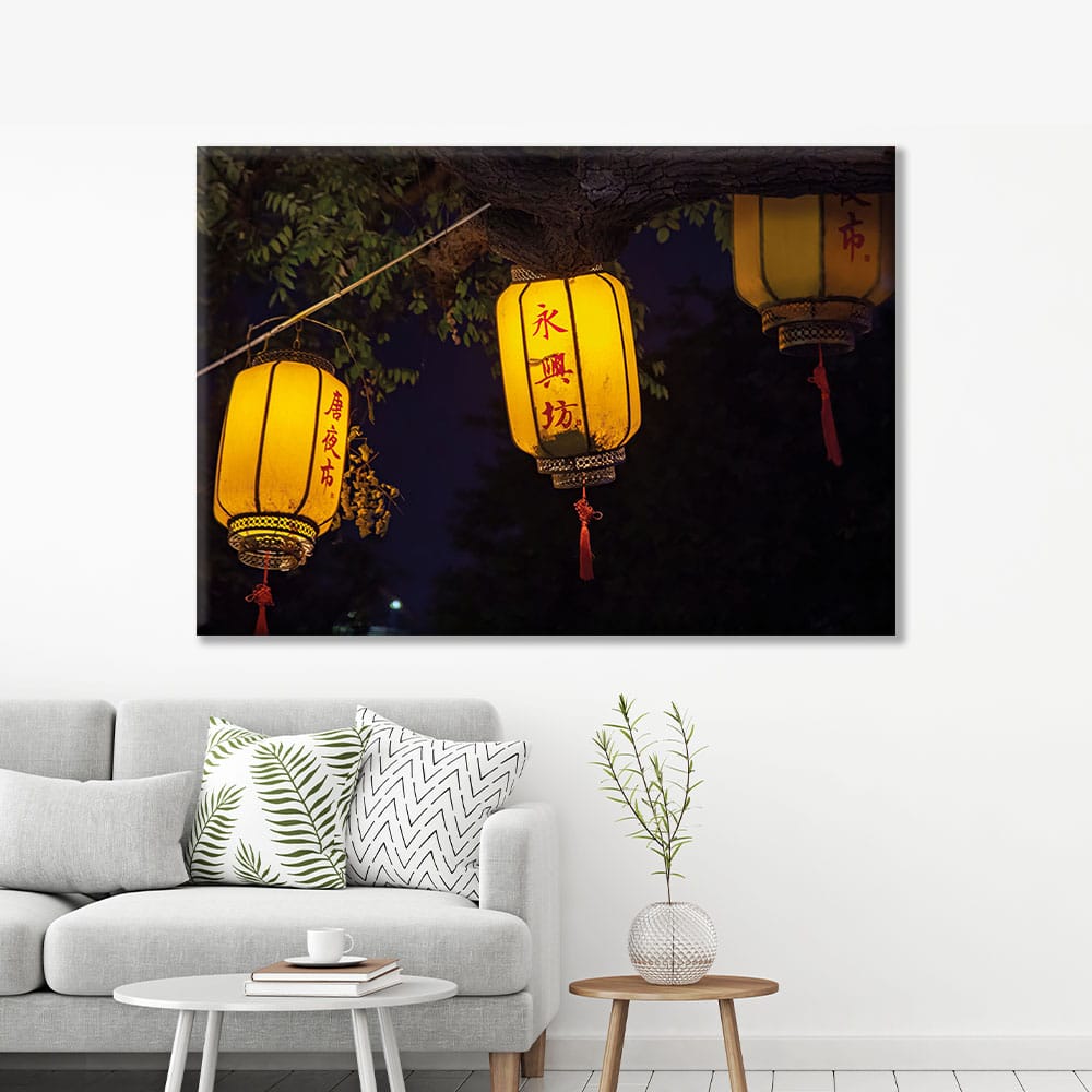 Kinesiska lyktor i natten. Original av god kvalitet, hängde på en vägg ovanför en soffa i ett vardagsrum