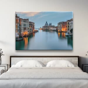 Målning Venedig båt i kanalen. God kvalitet, original, hängde på en vägg i ett hus