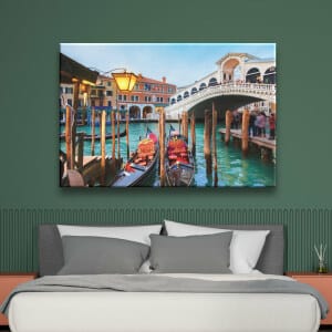 Målning Venedig Rialtobron. God kvalitet, original, hängde på en vägg ovanför en säng i ett hus