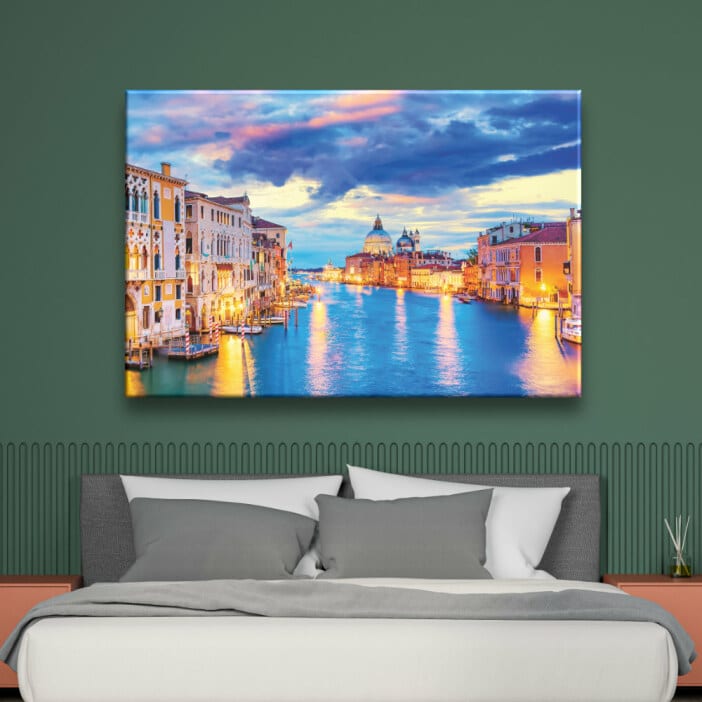 Målning Venedigs solvagn. God kvalitet, original, hängde på en vägg ovanför en säng i ett hus