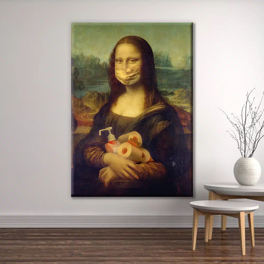 Måla Mona Lisa-mask Coronavirus. God kvalitet, original, hängde på en vägg ovanför två bord med en vas i ett vardagsrum