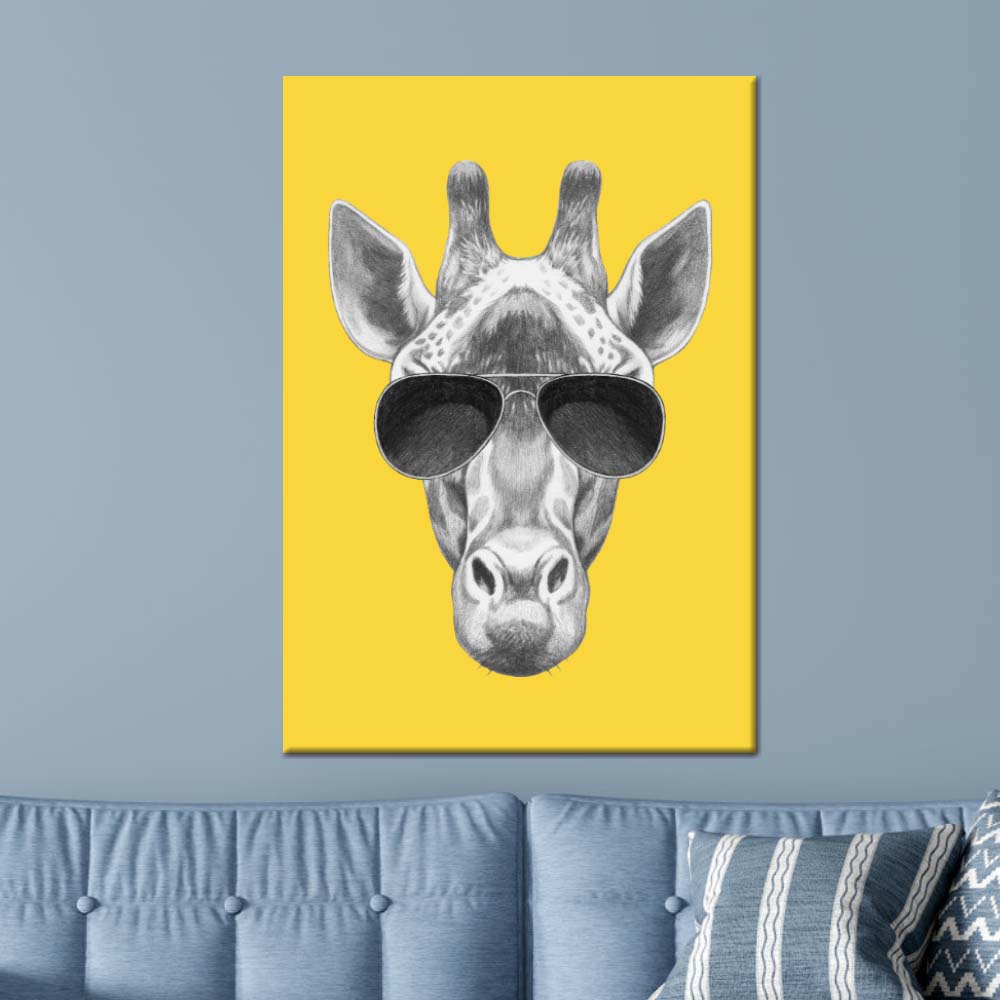 Målning av giraff med solglasögon. God kvalitet, original, hängde på en vägg ovanför en soffa i ett hus