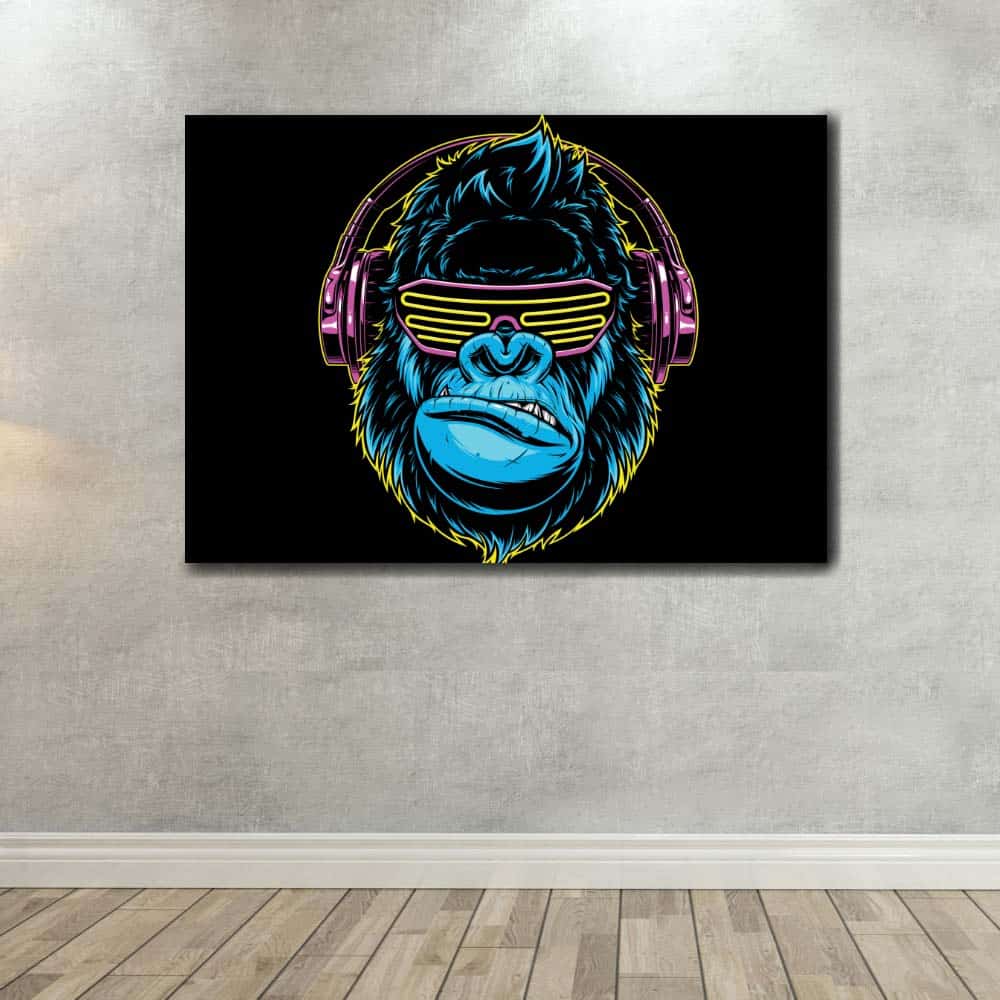 Popkonstapa som lyssnar på musik. God kvalitet, original, hänger på en vägg i ett vardagsrum
