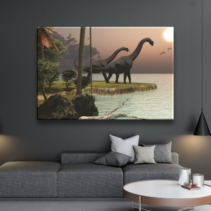 Dinosauriemålning framför havet. God kvalitet, original, hängde på en vägg ovanför en soffa i ett vardagsrum
