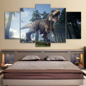 Bild dinosaurie t-rex i skogen. God kvalitet, original, hängde på väggen ovanför sängen i ett hus