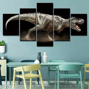 Bilda dinosaurier t-rex på natten. God kvalitet, original, hängde på en vägg ovanför ett bord i ett vardagsrum