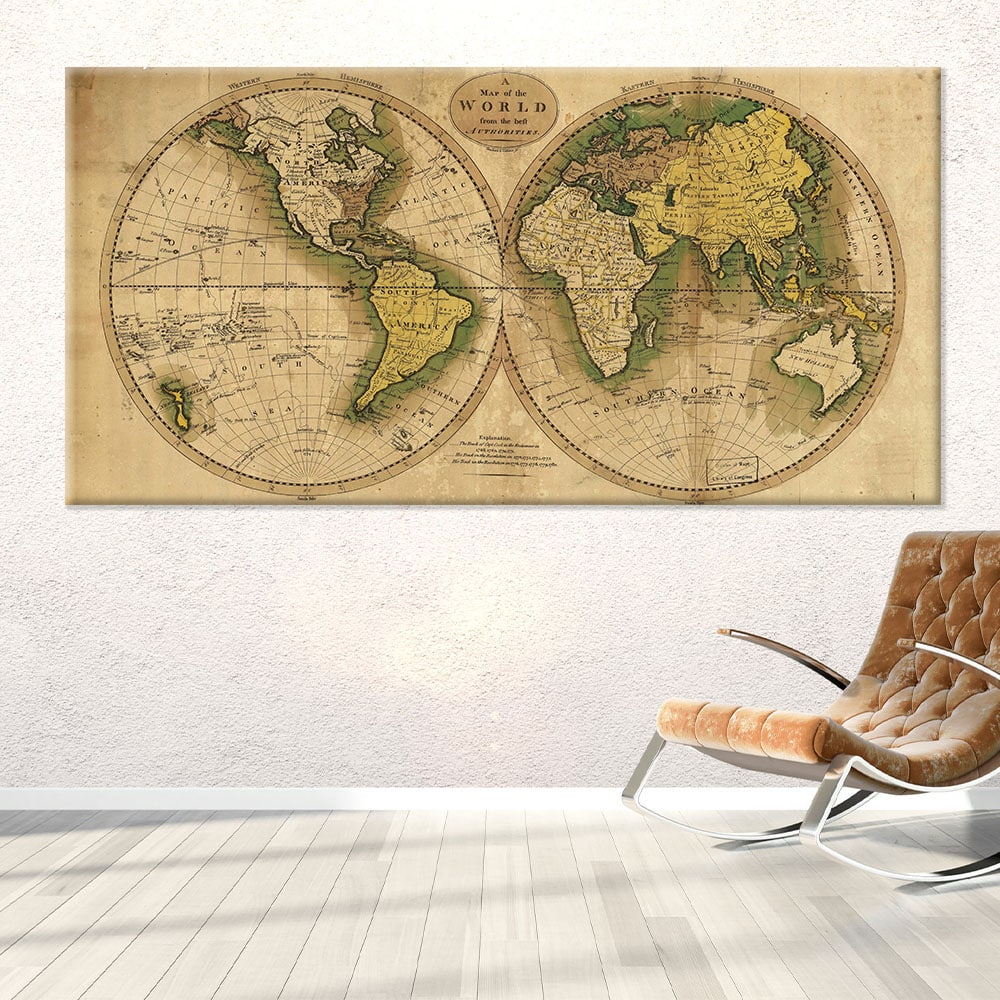Gammal gulnad världskarta. Original av god kvalitet, hänger ovanför en stol i ett vardagsrum