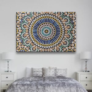 Mosaikmålning med marockansk design. Original av god kvalitet, hängde på en vägg ovanför en säng i ett hus.