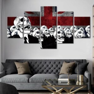 Skall och korsben med brittisk flagga. God kvalitet, original, hänger på väggen ovanför en soffa i ett hus