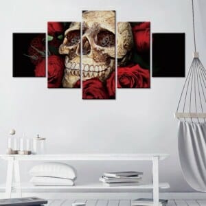 Skall och korsben med rosor. God kvalitet, original, hängde på en vägg ovanför ett bord i ett vardagsrum