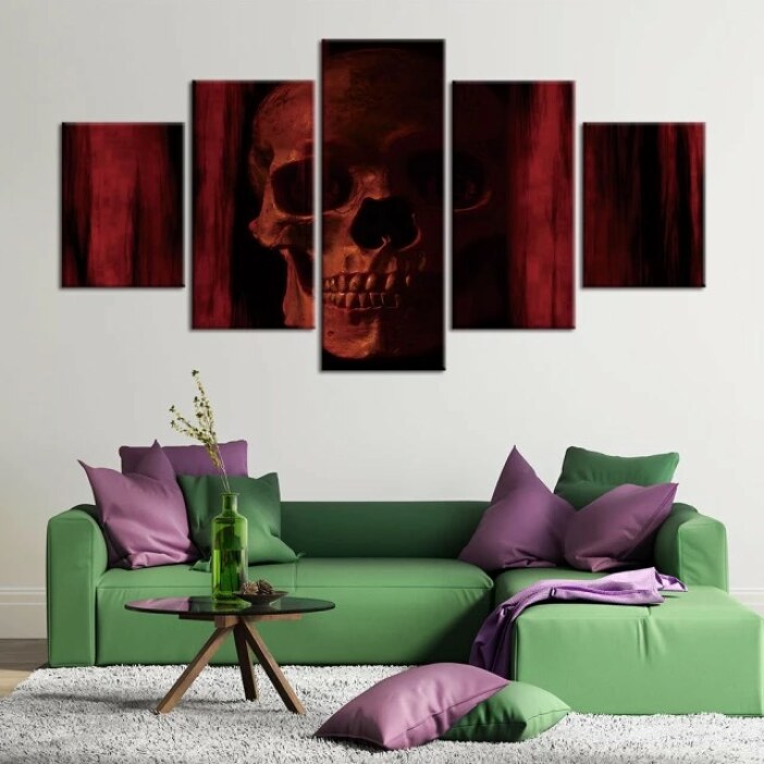 Skall och korsben på röd bakgrund. God kvalitet, original, hängde på väggen ovanför en soffa i ett hus