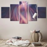 Skandinavisk målning i aurora borealis-stil. God kvalitet, original, hängde på en vägg ovanför en soffa i ett vardagsrum