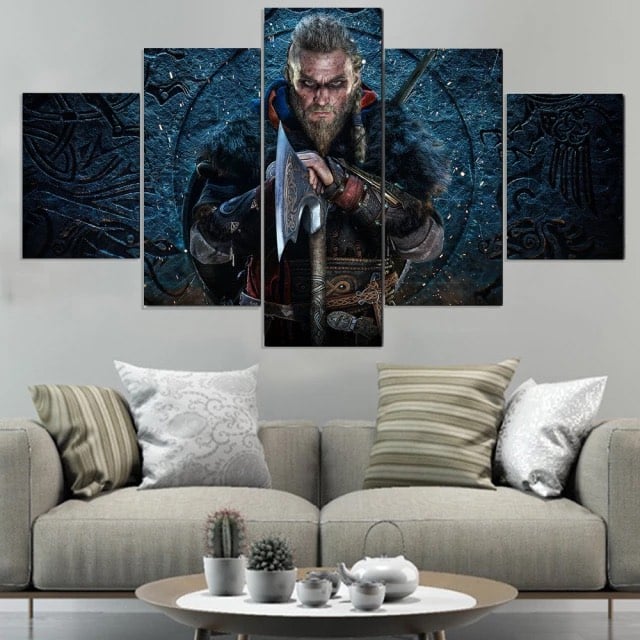 Skandinavisk vikingamålning med yxa. God kvalitet, original, hänger på en vägg ovanför en soffa i ett vardagsrum