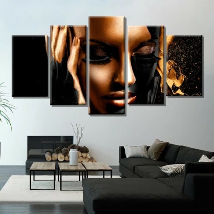 Afrikansk målning av en kvinna som är sminkad. God kvalitet, original, hängde på en vägg ovanför en soffa i ett vardagsrum