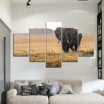 Afrikansk målande elefant ensam på savannen. God kvalitet, original, hängde på en vägg ovanför en soffa i ett vardagsrum