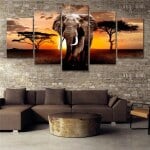 Afrikansk målning elefant i solnedgången. God kvalitet, original, hängde på en vägg ovanför en soffa i ett vardagsrum