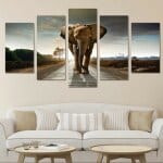 Afrikansk målning elefant på vägen. God kvalitet, original, hängde på en vägg ovanför en soffa i ett vardagsrum