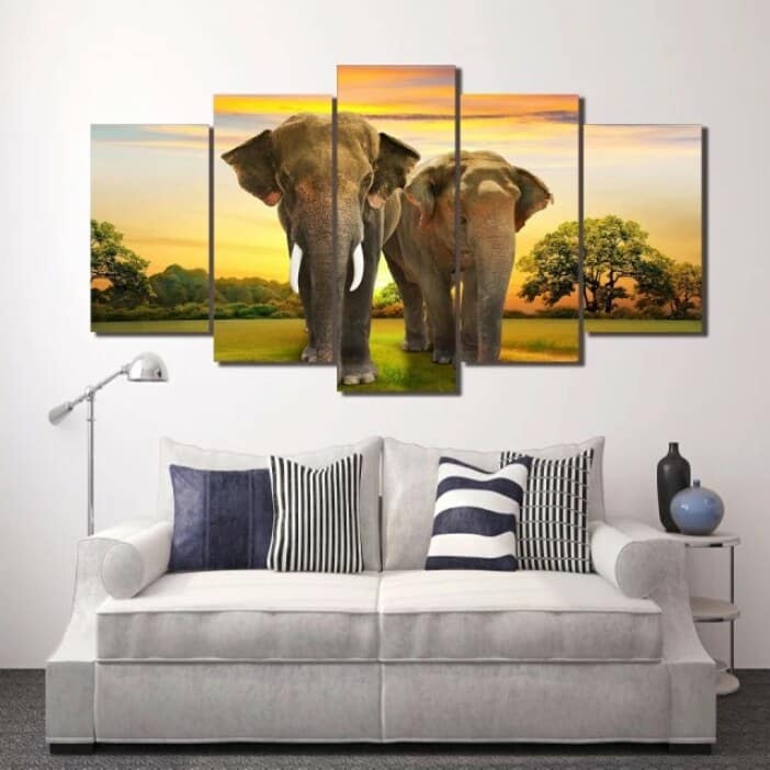 Afrikanska målande elefanter i djungeln. God kvalitet, original, hängde på en vägg ovanför en soffa i ett vardagsrum