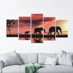 Afrikanska elefanter som korsar floden. God kvalitet, original, hängde på en vägg ovanför en soffa i ett vardagsrum