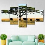 Afrikanska målande elefanter under ett träd på savannen. God kvalitet, original, hängde på en vägg ovanför en soffa i ett vardagsrum