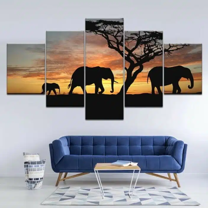 Afrikansk målning familj av elefanter i djungeln. God kvalitet, original, hängde på en vägg ovanför en soffa i ett vardagsrum