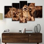 Afrikansk målning av en lejonfamilj. God kvalitet, original, hängde på en vägg ovanför ett bord i ett vardagsrum