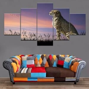 Afrikansk målning gepard observatör. God kvalitet, original, hängde på en vägg ovanför en soffa i ett vardagsrum