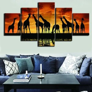 Afrikansk målning av giraffer på savannen som dricker vatten. God kvalitet, original, hängde på en vägg ovanför en soffa i ett vardagsrum