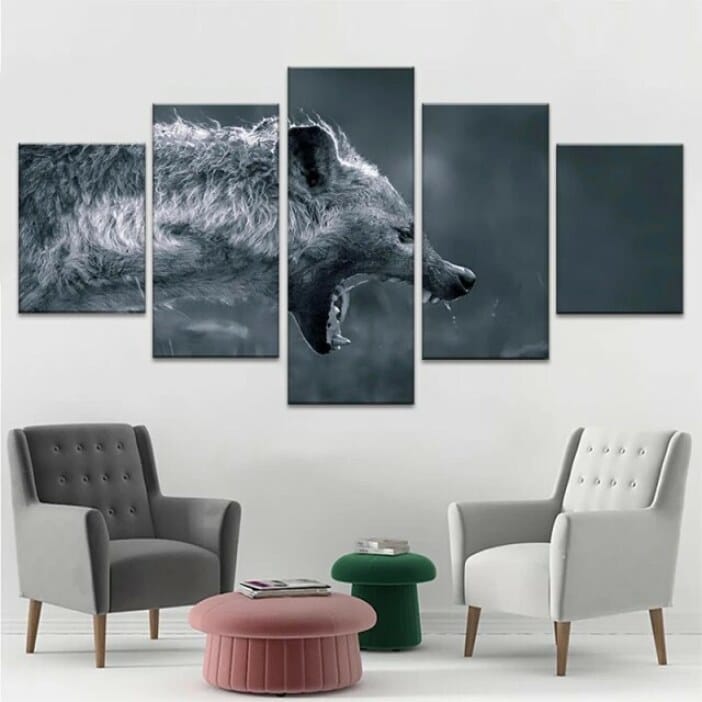 Hajmålning med svart och vit yta. God kvalitet, original, hängde på en vägg ovanför två stolar i ett hus