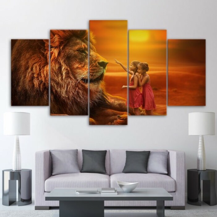 Afrikansk målning lejon med små flickor. God kvalitet, original, hängde på en vägg ovanför en soffa i ett vardagsrum
