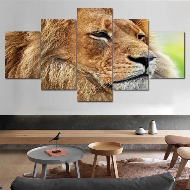 Afrikansk målning lejon observatör. God kvalitet, original, hänger på en vägg i ett vardagsrum