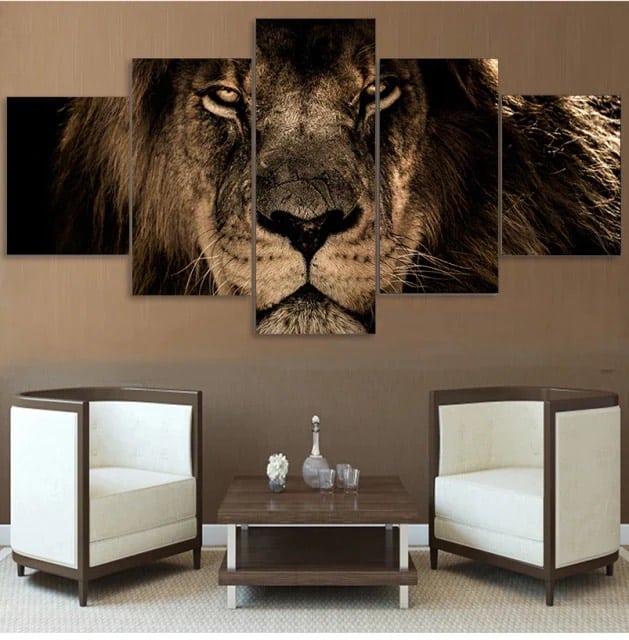 Afrikansk målning lejonhuvud. God kvalitet, original, hängde på en vägg ovanför två stolar i ett hus