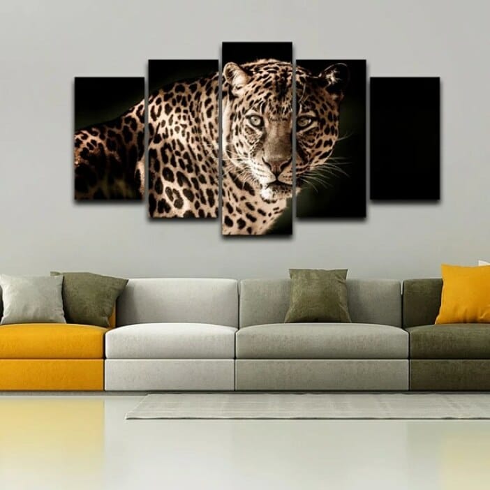 Observatör som målar afrikansk leopard. God kvalitet, original, hängde på en vägg ovanför en soffa i ett vardagsrum