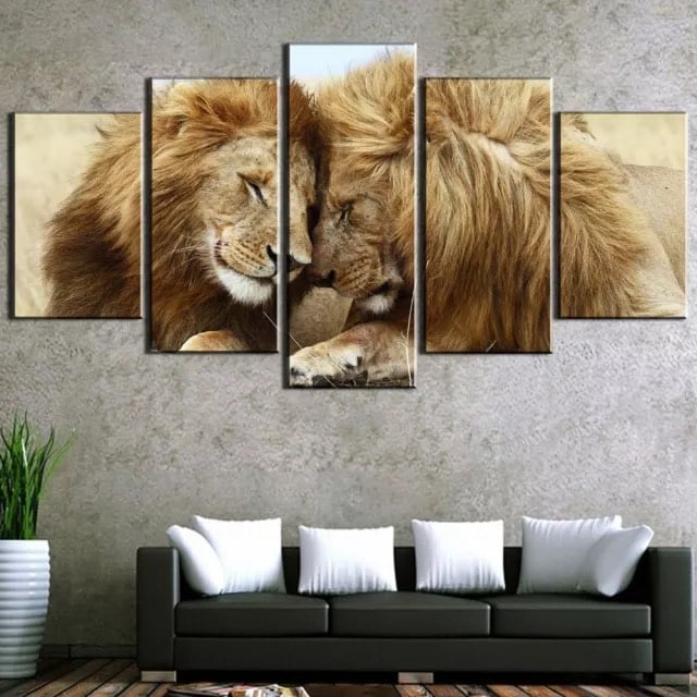 Afrikansk målning av ett förälskat lejonpar. Original av god kvalitet, hängde på en vägg ovanför en soffa i ett vardagsrum