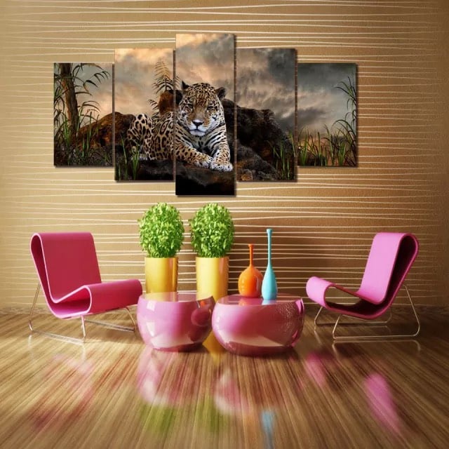 Målning av en afrikansk leopardslamod. God kvalitet, original, hängde på en vägg ovanför stolarna i ett vardagsrum