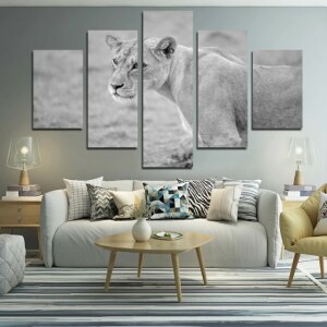 Afrikansk målning tiger i reflektion. God kvalitet, original, hängde på en vägg ovanför en soffa i ett vardagsrum