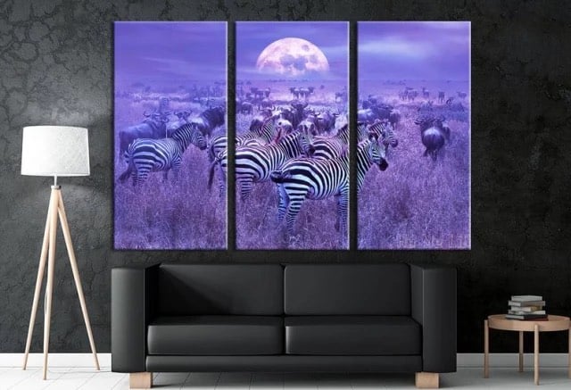 Afrikansk målning av zebror och jättemånen. God kvalitet, original, hängde på en vägg ovanför en soffa i ett vardagsrum