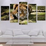 Afrikansk tiger i attackposition. God kvalitet, original, hängde på en vägg ovanför en soffa i ett vardagsrum