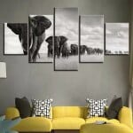 Afrikanska målande elefanter i linje på savannen. God kvalitet, original, hängde på en vägg ovanför en soffa i ett vardagsrum