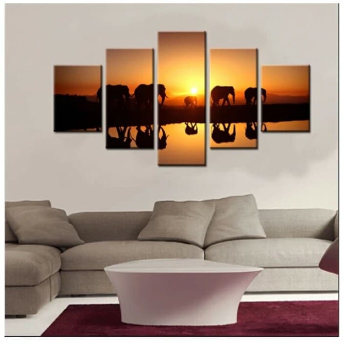 Afrikanska målande elefanter uppradade vid floden. Original av god kvalitet, hängde på en vägg ovanför en soffa i ett vardagsrum