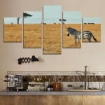 Afrikanska målande zebror på den torra savannen. Original av god kvalitet, hängde på en vägg ovanför en köksbänk