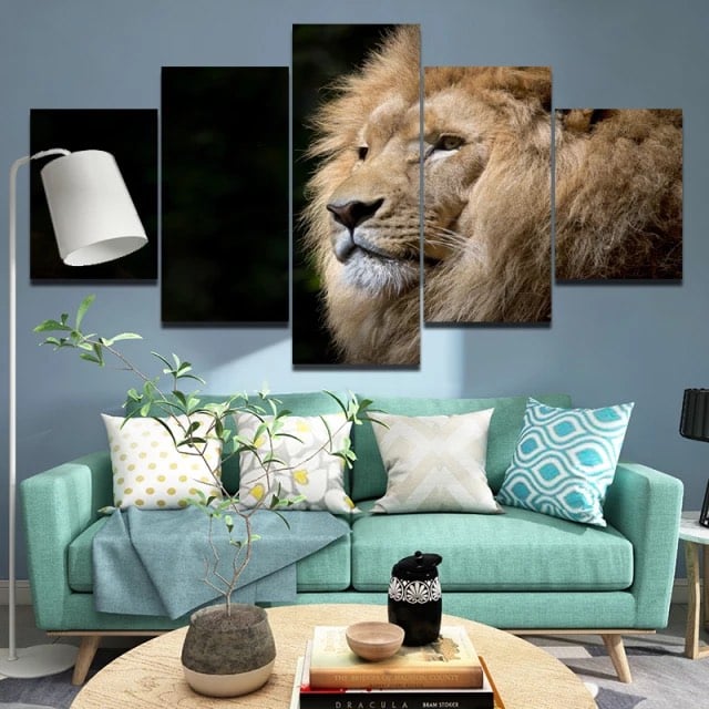 Afrikanskt lejon som letar efter ett byte. God kvalitet, original, hängde på en vägg ovanför en soffa i ett vardagsrum