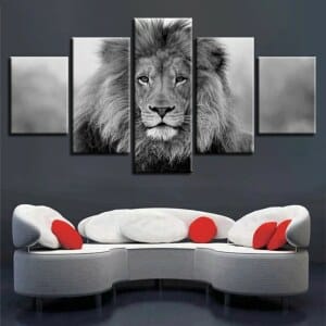 Afrikansk målning porträtt av ett lejon. God kvalitet, original, hängde på en vägg ovanför en soffa i ett vardagsrum