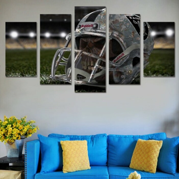 Amerikansk fotboll med dödskalle och korsben. God kvalitet, original. Hänger på en vägg ovanför en soffa i ett hus