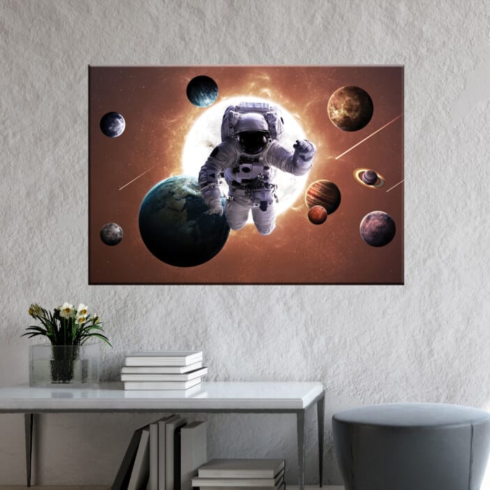Målning astronaut i solsystemet. God kvalitet, original, hängde på en vägg ovanför ett bord med en vas i ett vardagsrum