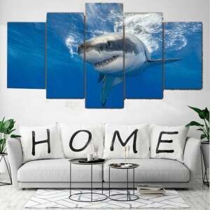 Grå hajmålning på ytan. God kvalitet, original, hängde på en vägg ovanför en soffa i ett vardagsrum