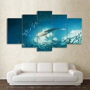 Hajmålning på havets botten omgiven av fiskar. God kvalitet, original, hängde på en vägg ovanför en soffa i ett vardagsrum