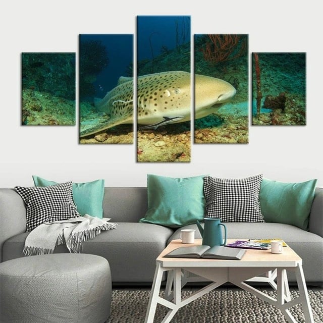 Haj som målar med fläckar på koraller. God kvalitet, original, hängde på en vägg ovanför en soffa i ett vardagsrum