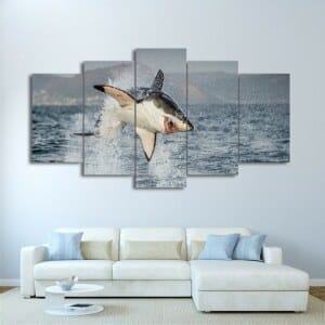 Hajmålning som hoppar i vattnet för att jaga. Original av god kvalitet, hängde på en vägg ovanför en soffa i ett vardagsrum